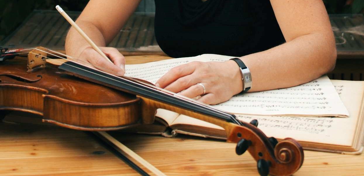 Violine und Barbara Weidlichs linke Hand mit Armband auf dem Tisch liegend... | Foto © Helen Markscheffel