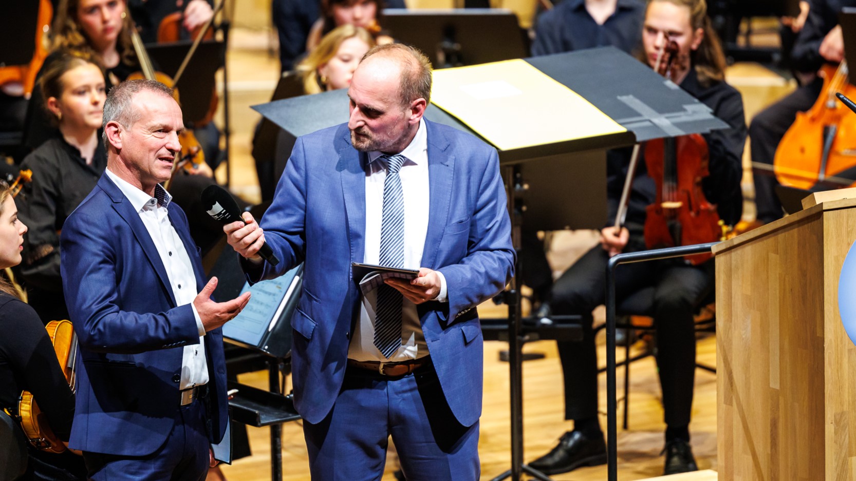 BDLO-Präsident Helge Lorenz wird beim Festkonzert BDLO100 in der Hamburger Elbphilharmonie interviewt.