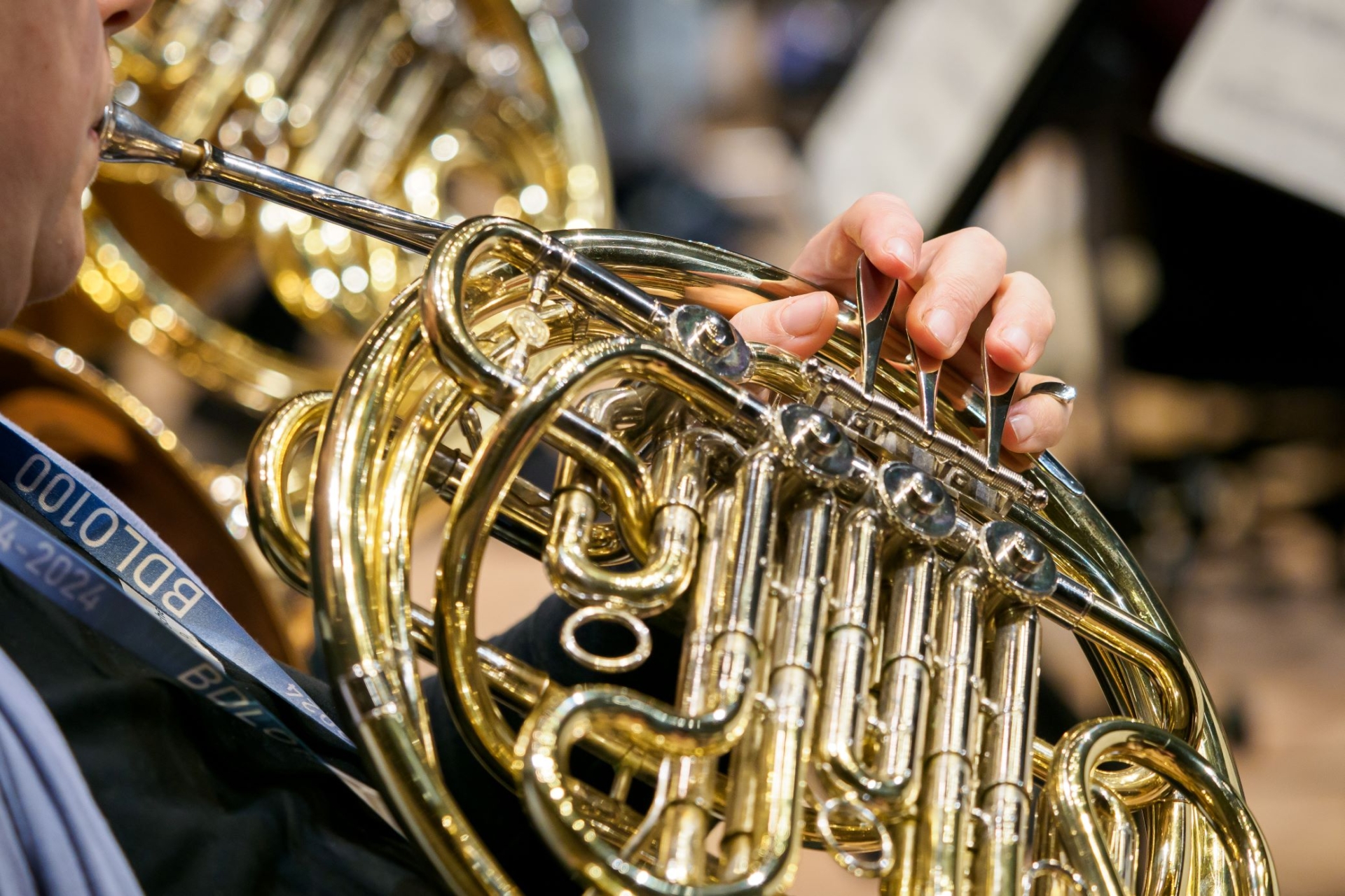 Ein Horn und ein Schlüsselanhänger mit der Aufschrift BDLO100 in der Probe Festkonzert BDLO100