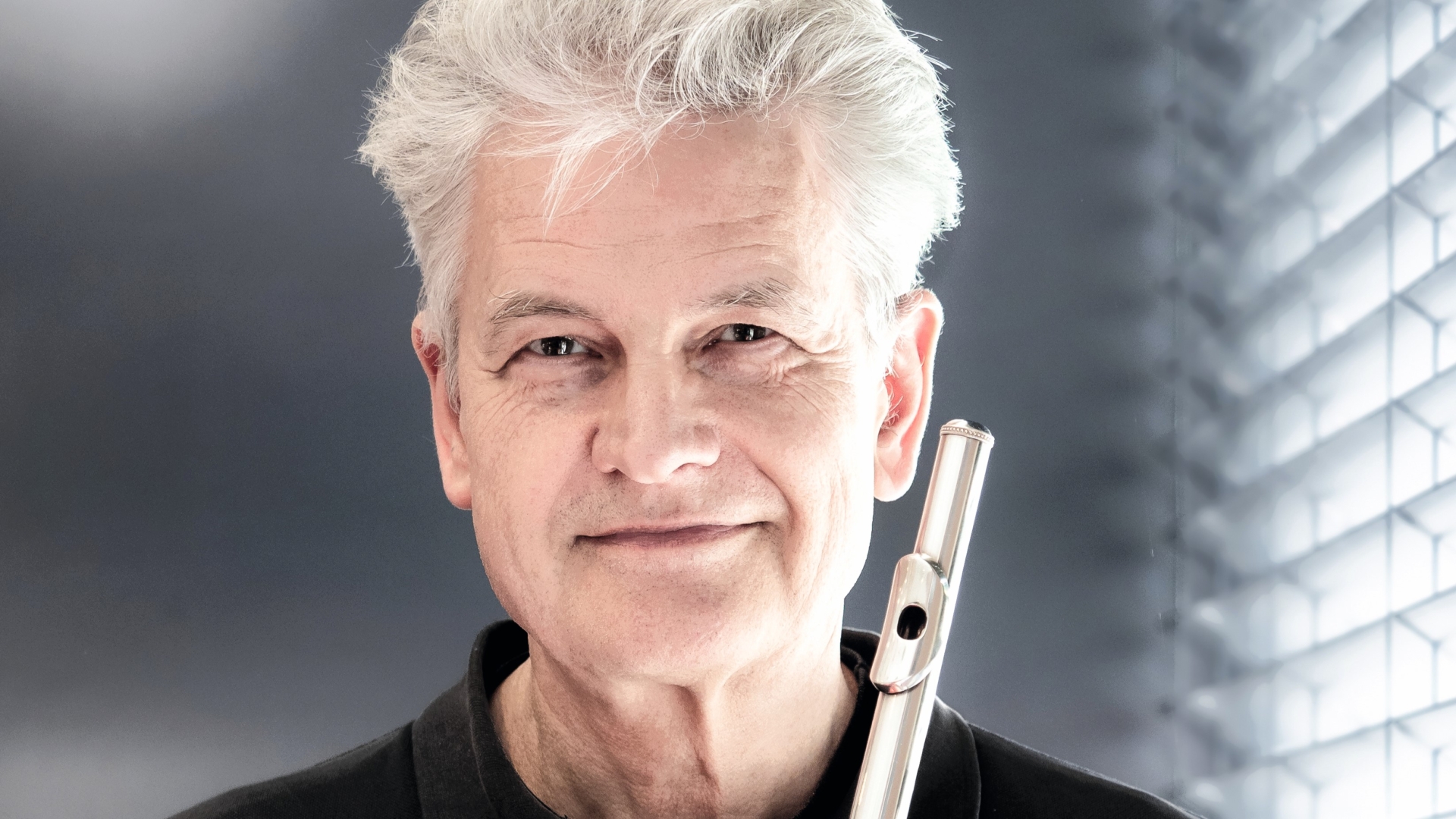 Portraitfoto von Michael Knoch mit Querflöte | Foto © Angelika Luft
