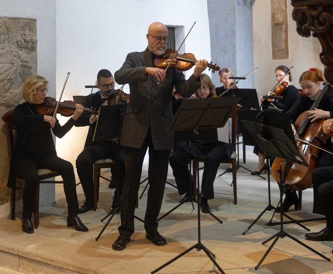 Peter Wiegand und das Kammerstreichorchester beim Musizieren.