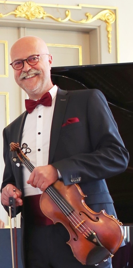 Peter Wiegand in Konzertkleidung mit seiner Violine.
