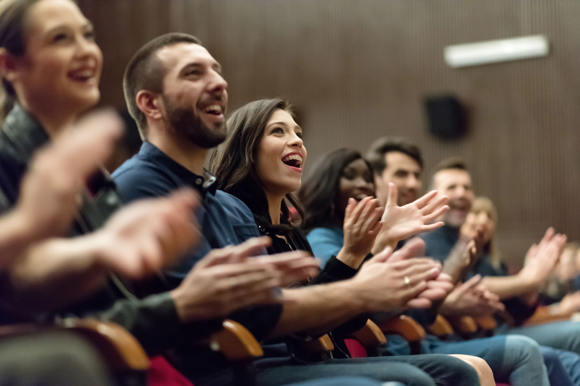 Strahlende Gesichter im applaudierenden Publikum