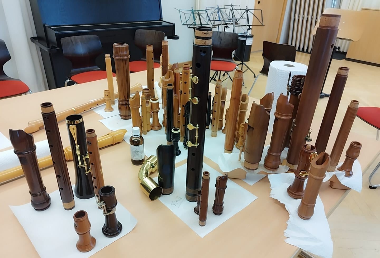 Blockflötenteile, frisch geölt, stehen alle aufrecht auf Abtropfpapieren