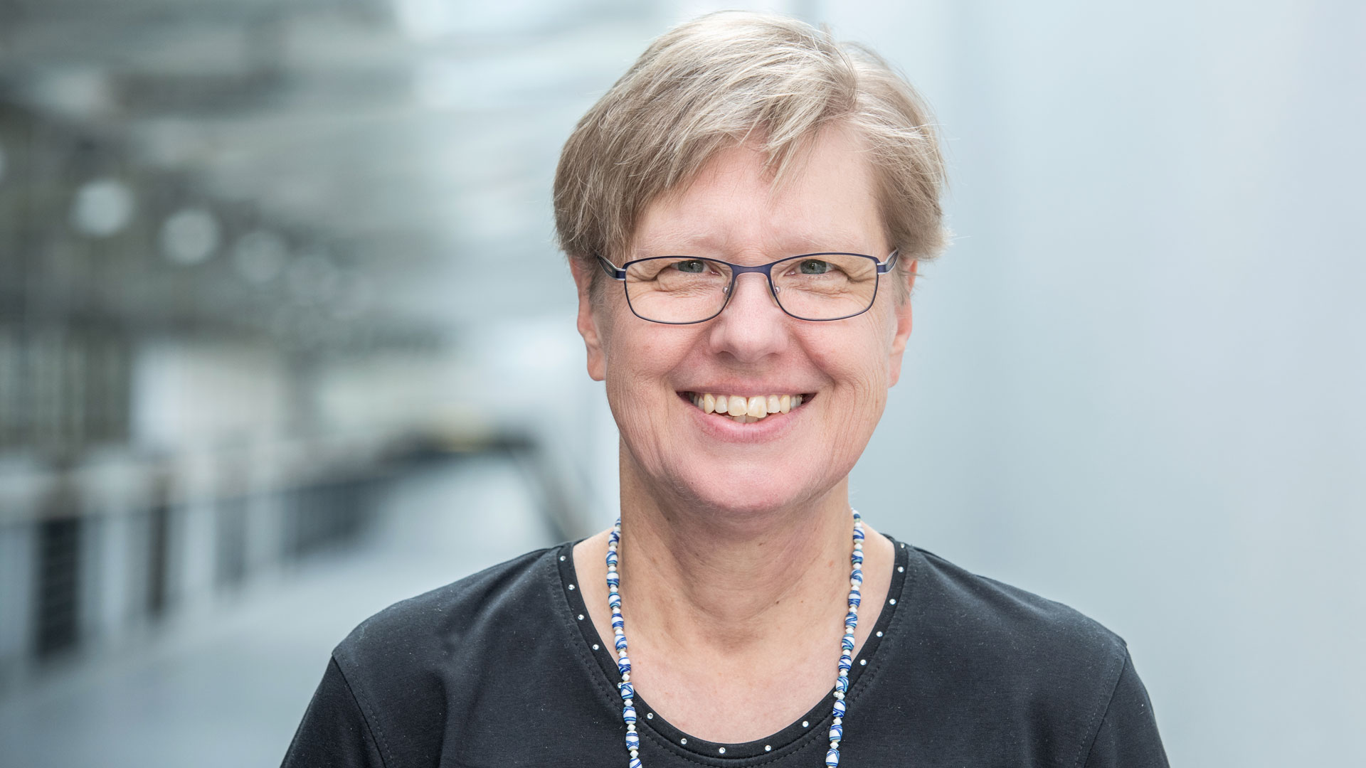 Elisabeth Birckenstaedt strahlt in die Kamera