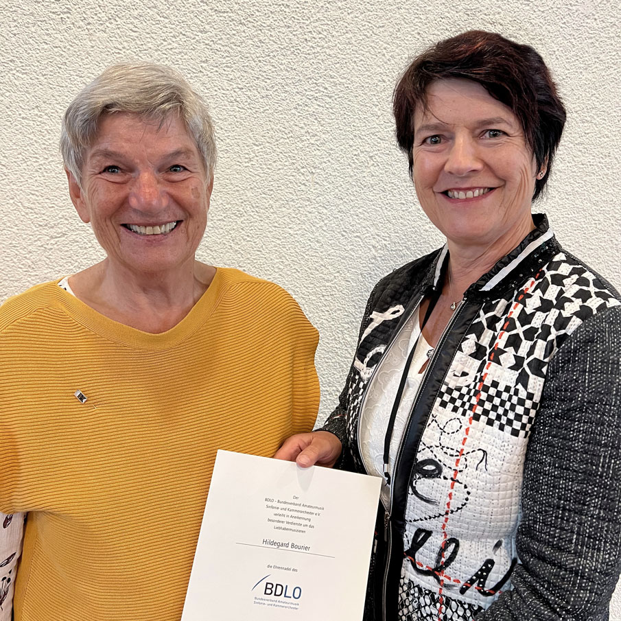Sibylle Knott überreicht Hildegard Bourier die BDLO-Ehrenurkunde