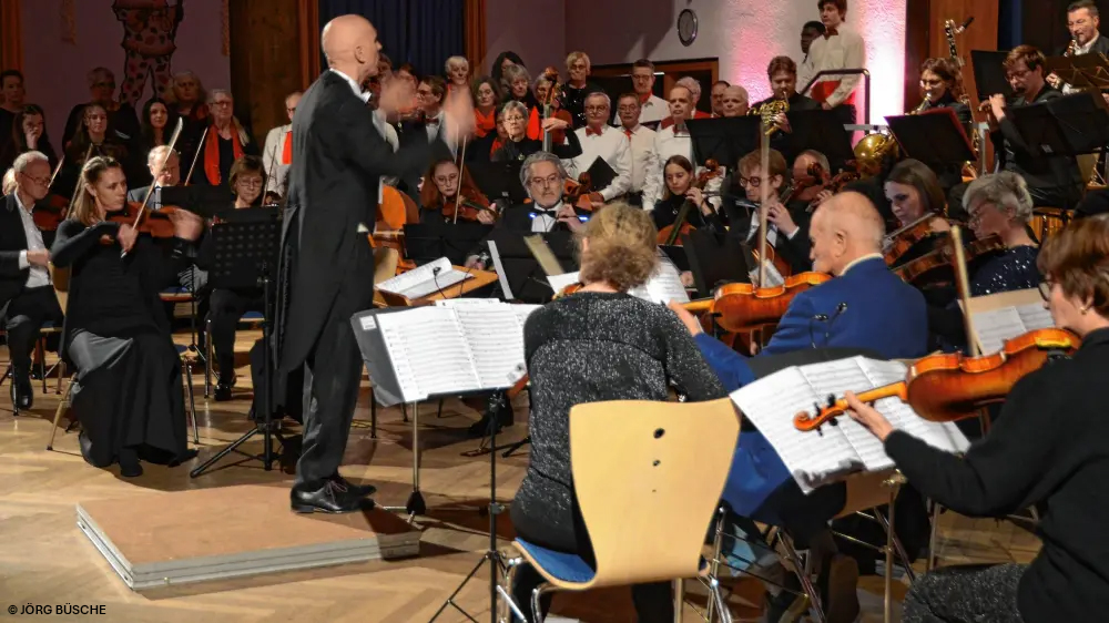 Dirigent Johannes Eckmann vor dem Orchester Musikfreunde Markdorf e.V.