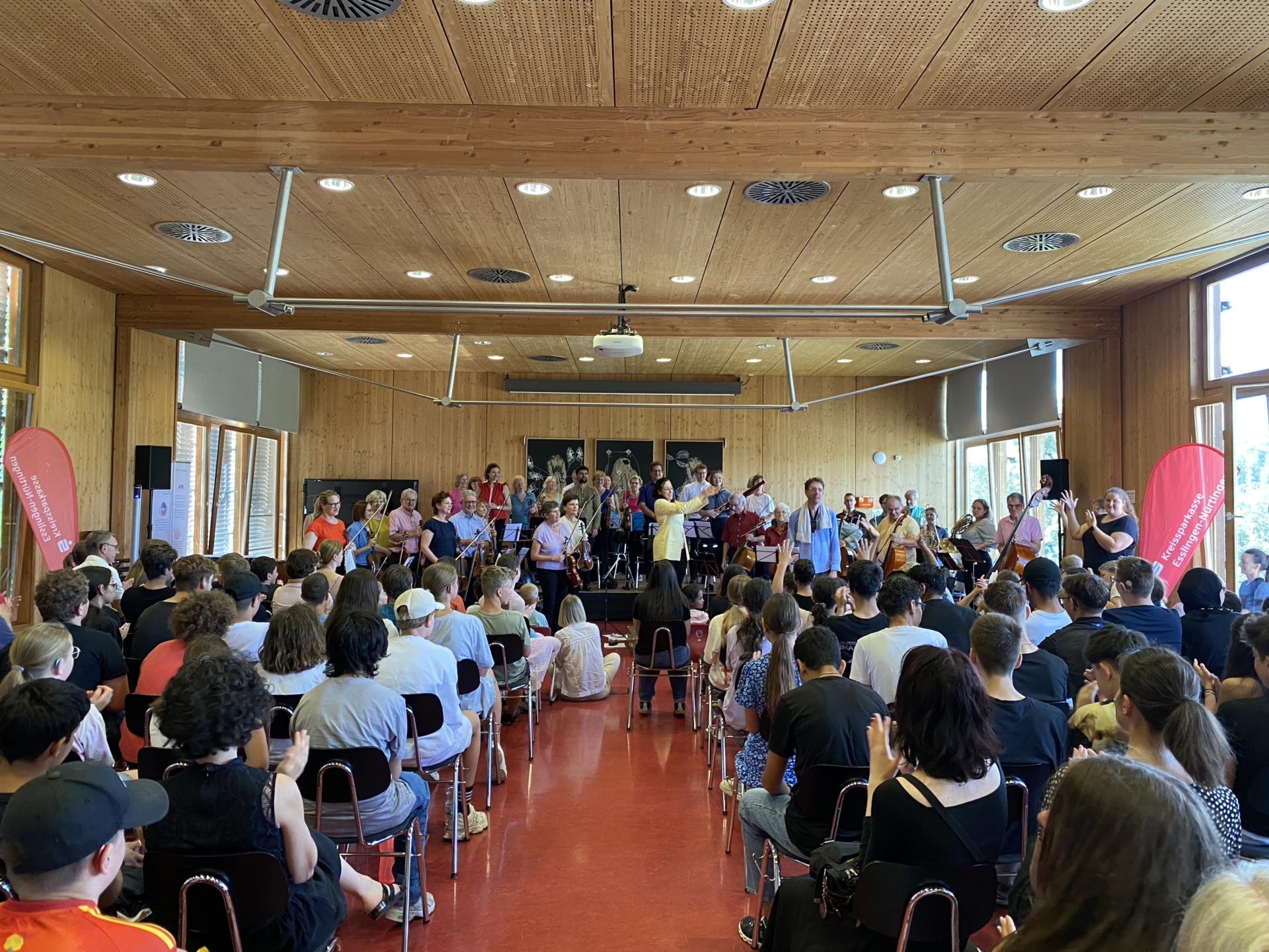 Tosender Applaus nach dem Happy End – mit Klatschen und Gebärden