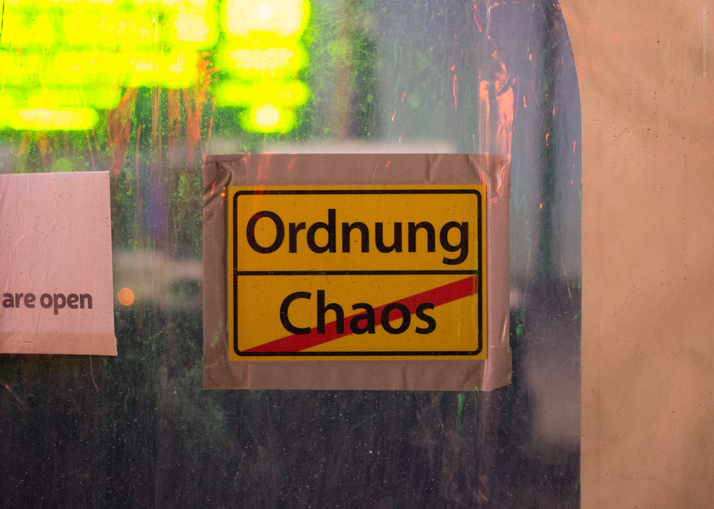 Ordnung und, durchgestrichen, "Chaos", als Ortsausgangsschild