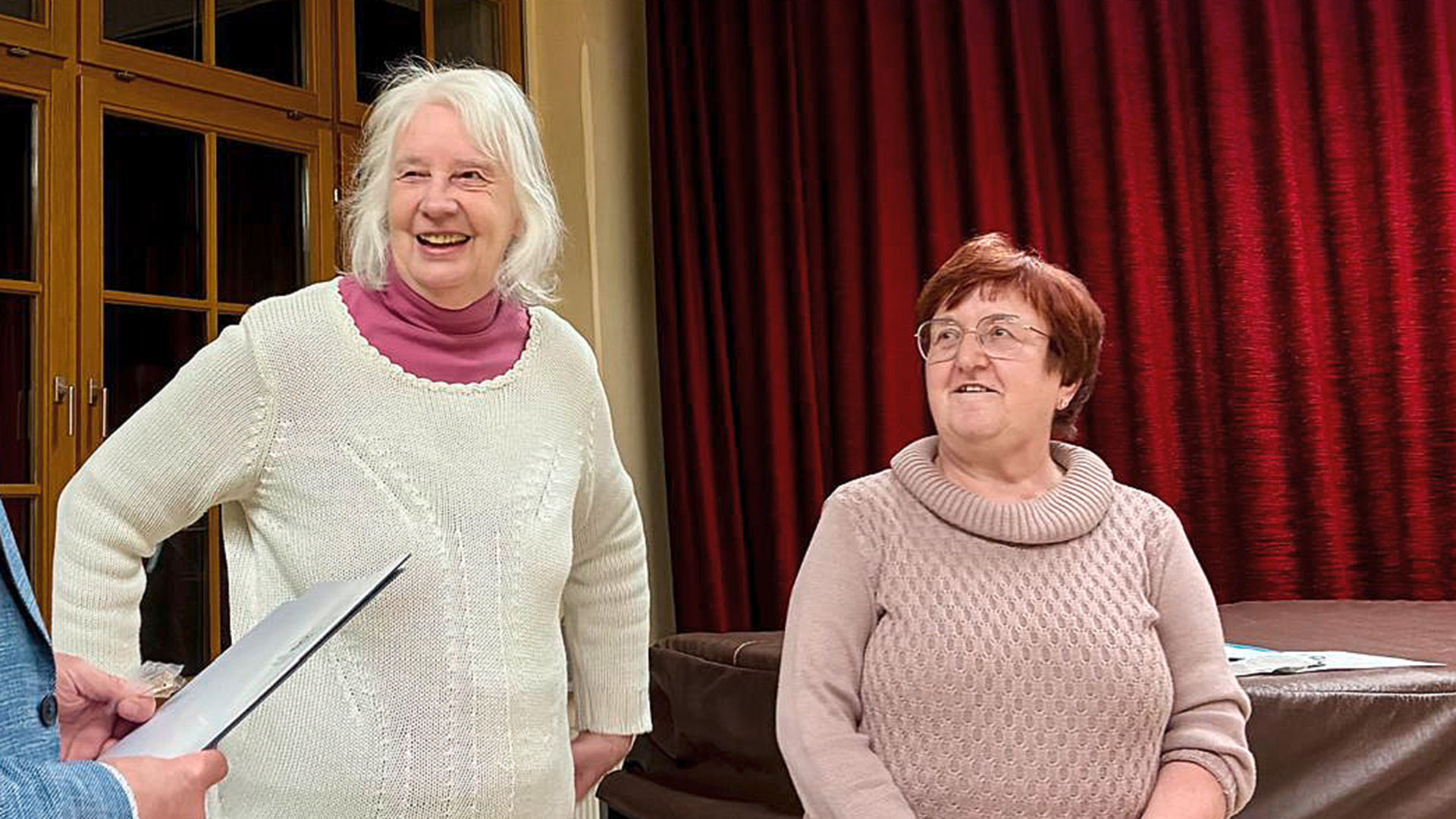 Christina Schöne und Henriette Nähring erhalten die BDLO-Ehrennadel